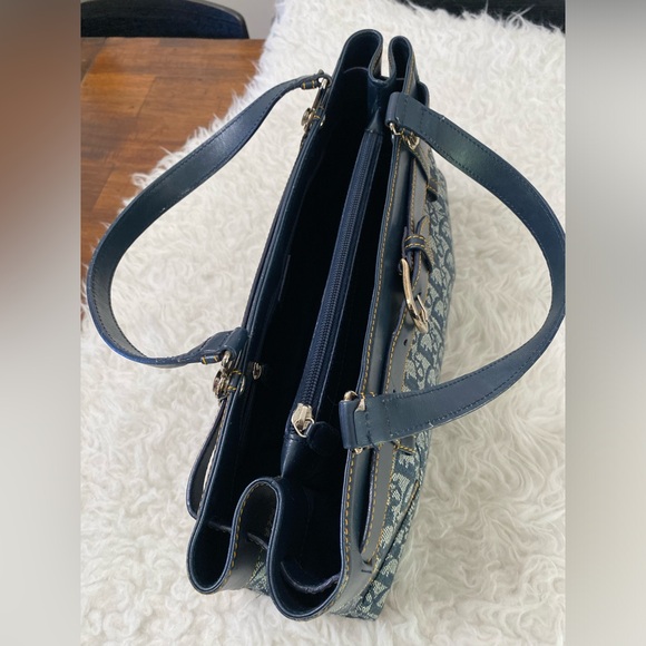 Dior
Dior Blue Oblique Canvas and Leather Jeans Pocket Tote - Picture 12 of 17